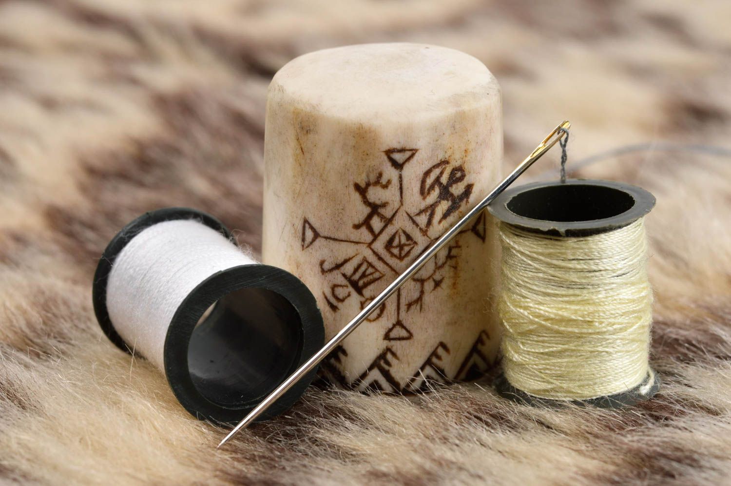 Аксессуар для шитья ручной работы наперсток для шитья с узором изделие из рога фото 1