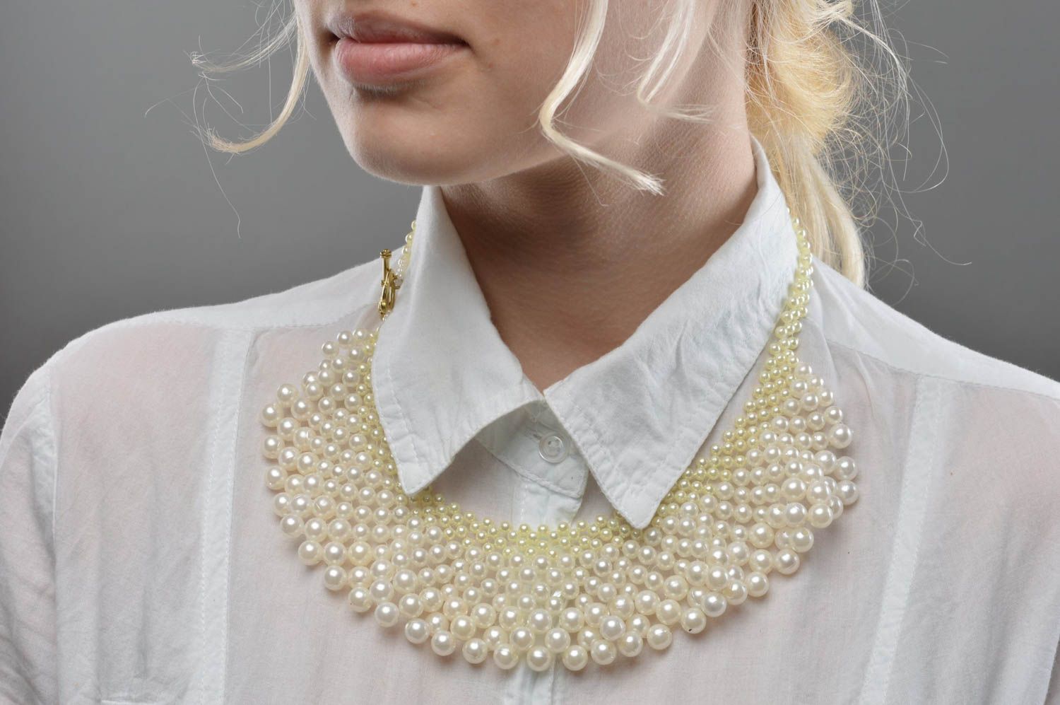 Mehrreihige schmuckvolle Glasperlen Halskette in Weiß Collier handmade für Damen foto 5