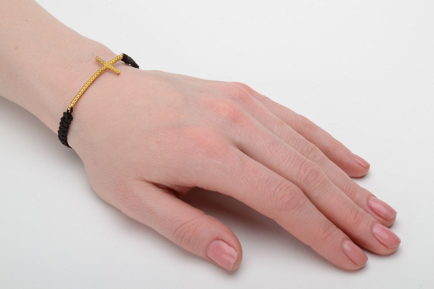 Bracelet en nylon étroit noir avec croix dorée fait main original macramé photo 2