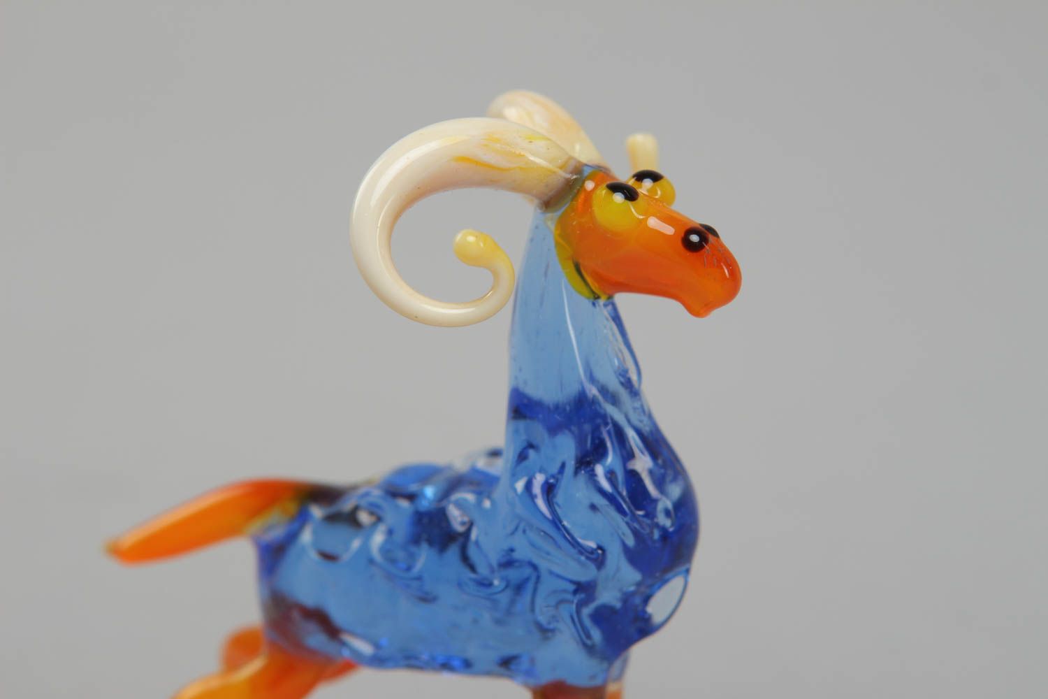 Petite figurine en verre au chalumeau mouton bleue décoration faite main photo 2