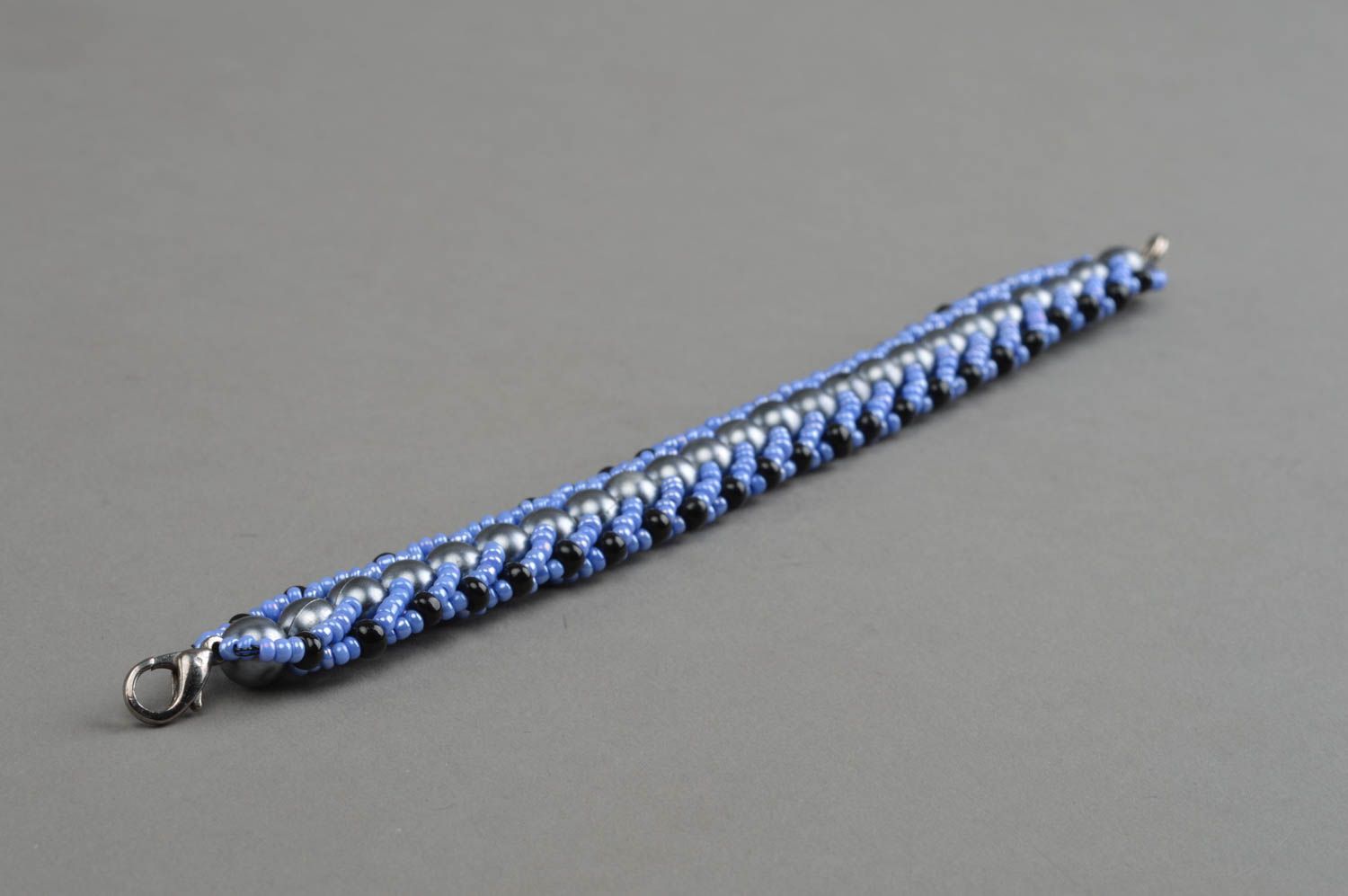 Bracelet en perles de rocaille et perles fantaisie fait main bleu gris original photo 3