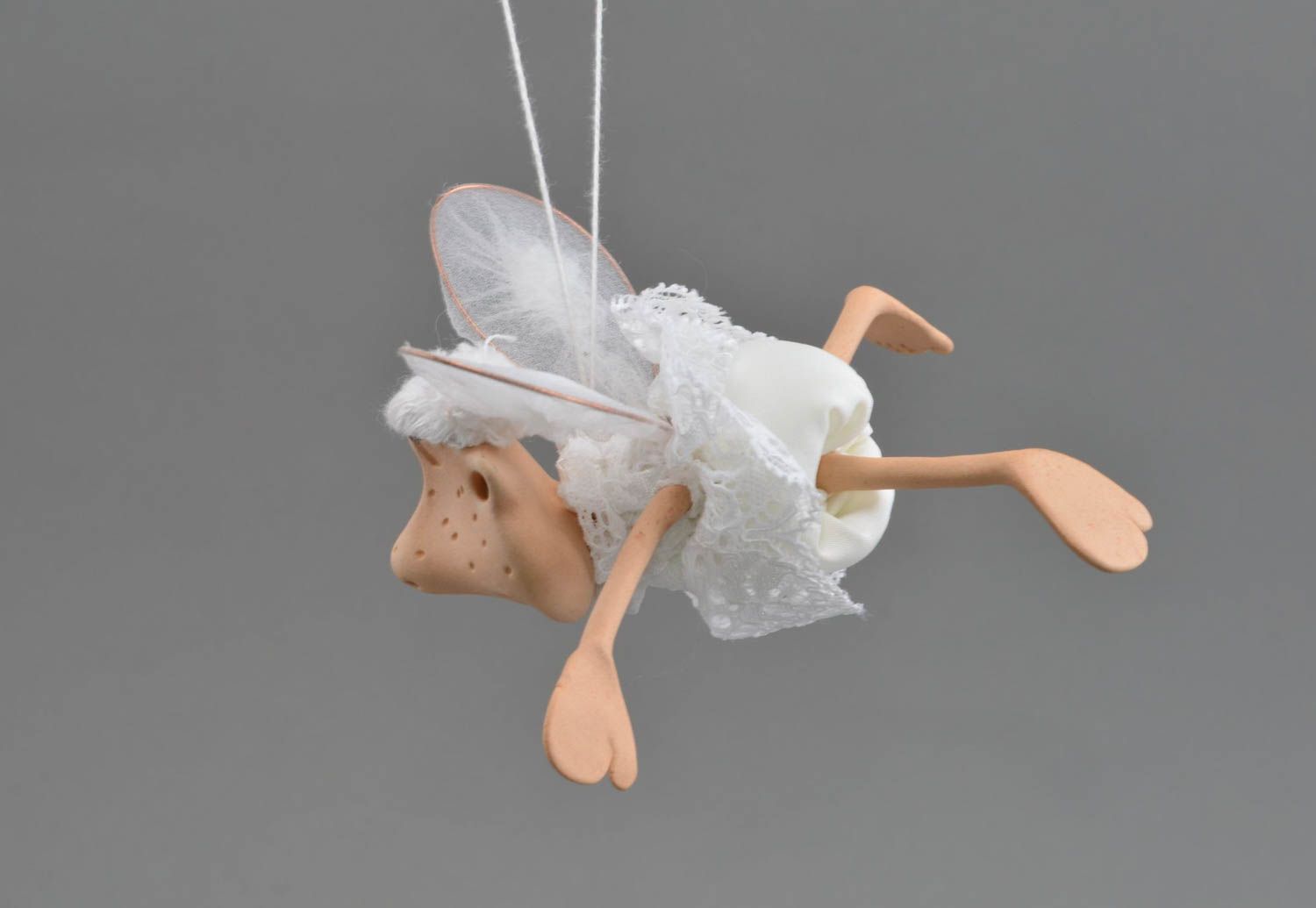 Brinquedo de argila e tecido anjo em roupas brancas feito à mão com um laço  foto 3