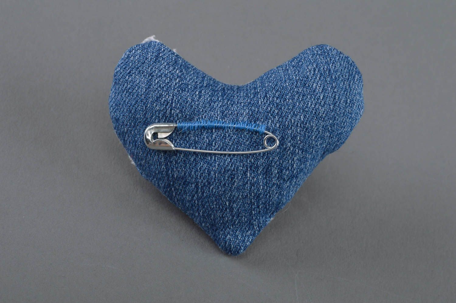 Blaue Textil Brosche aus Jeans in Form des Herzen künstlerische Handarbeit foto 3