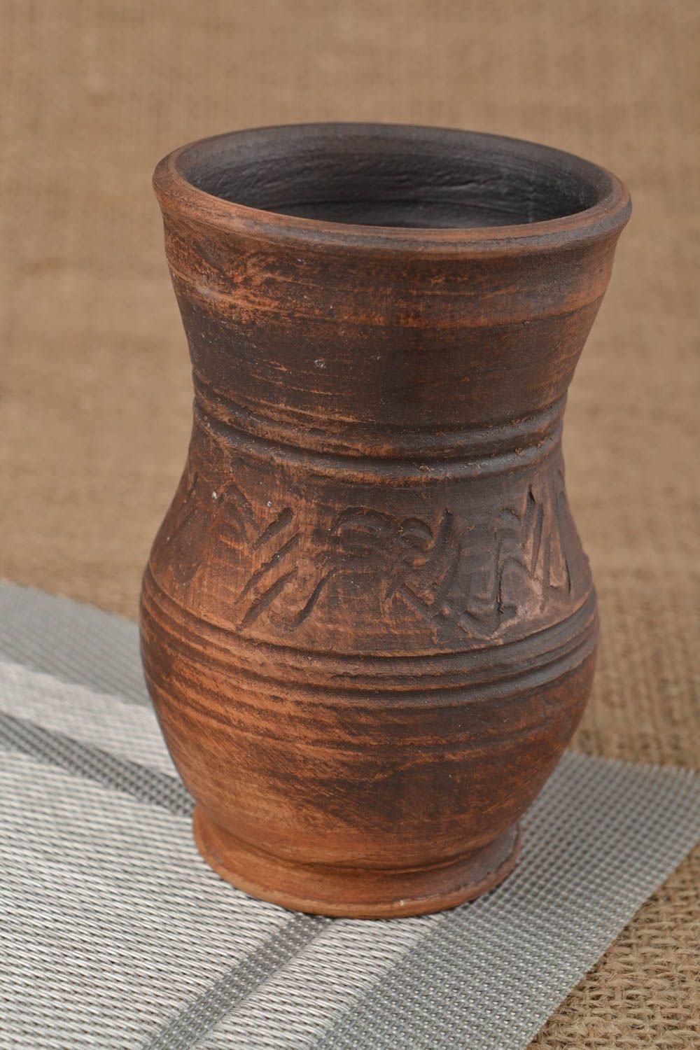 Gobelet en argile de forme originale avec ornements fait main 30 cl marron photo 1