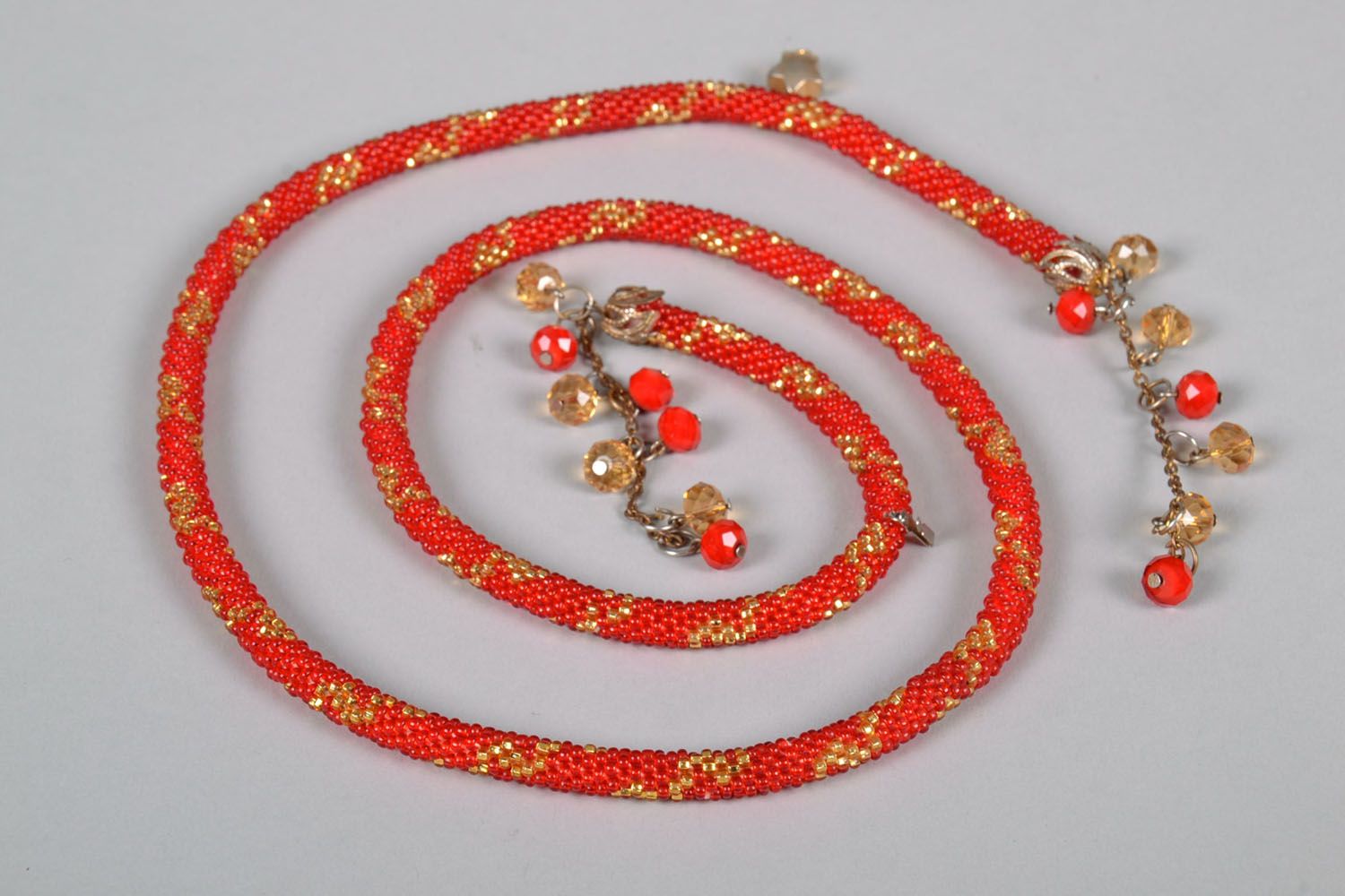 Red beaded necklace photo 3