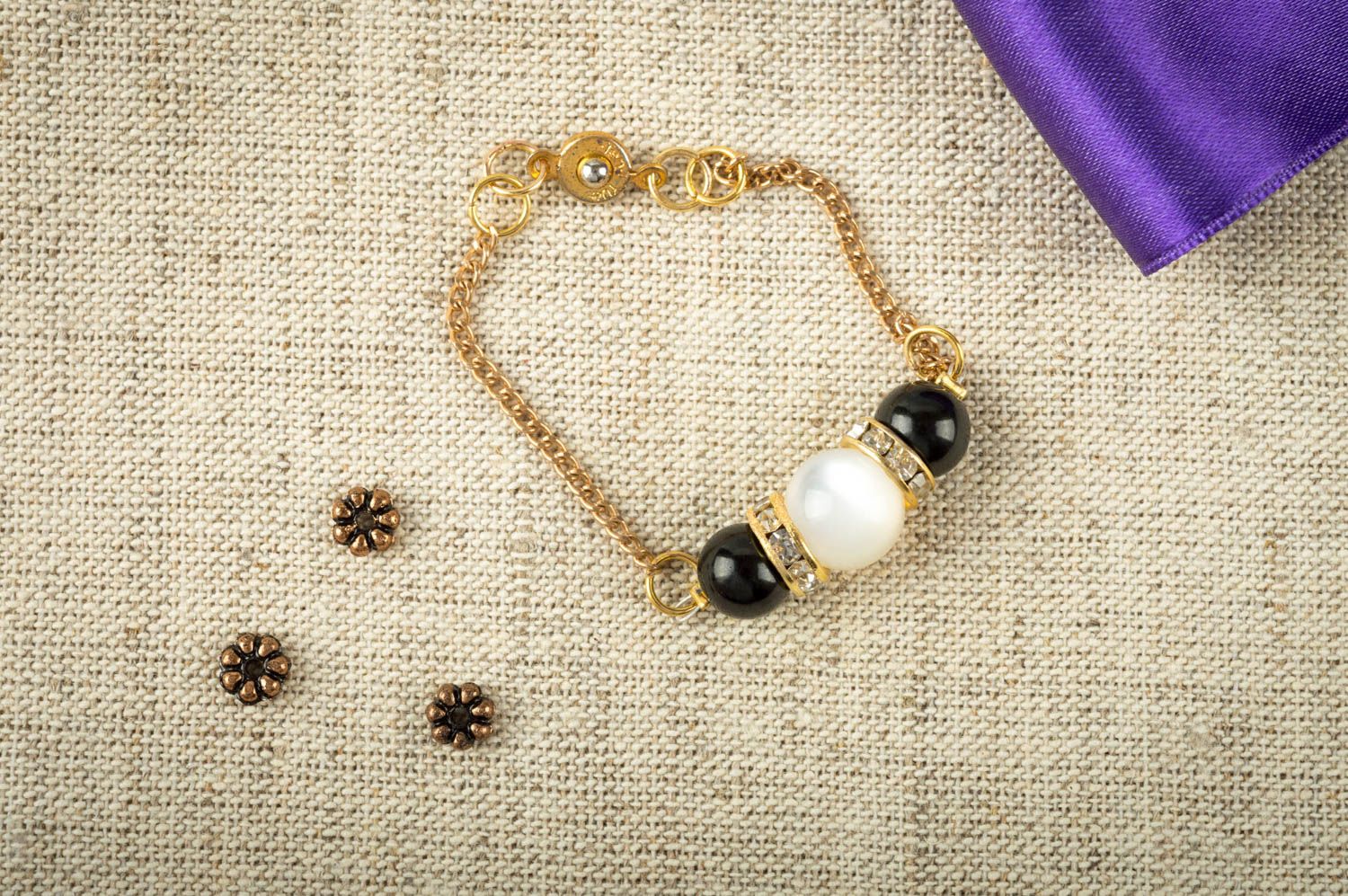 Bracelet chaîne fine avec perles de jais et de verre fait main élégant photo 1
