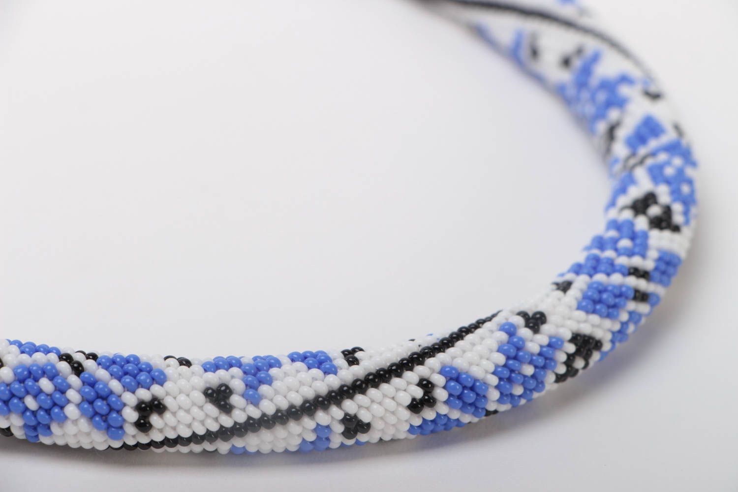 Accessoire ethnique collier en perles de rocaille blanc bleu fait main bijou photo 3
