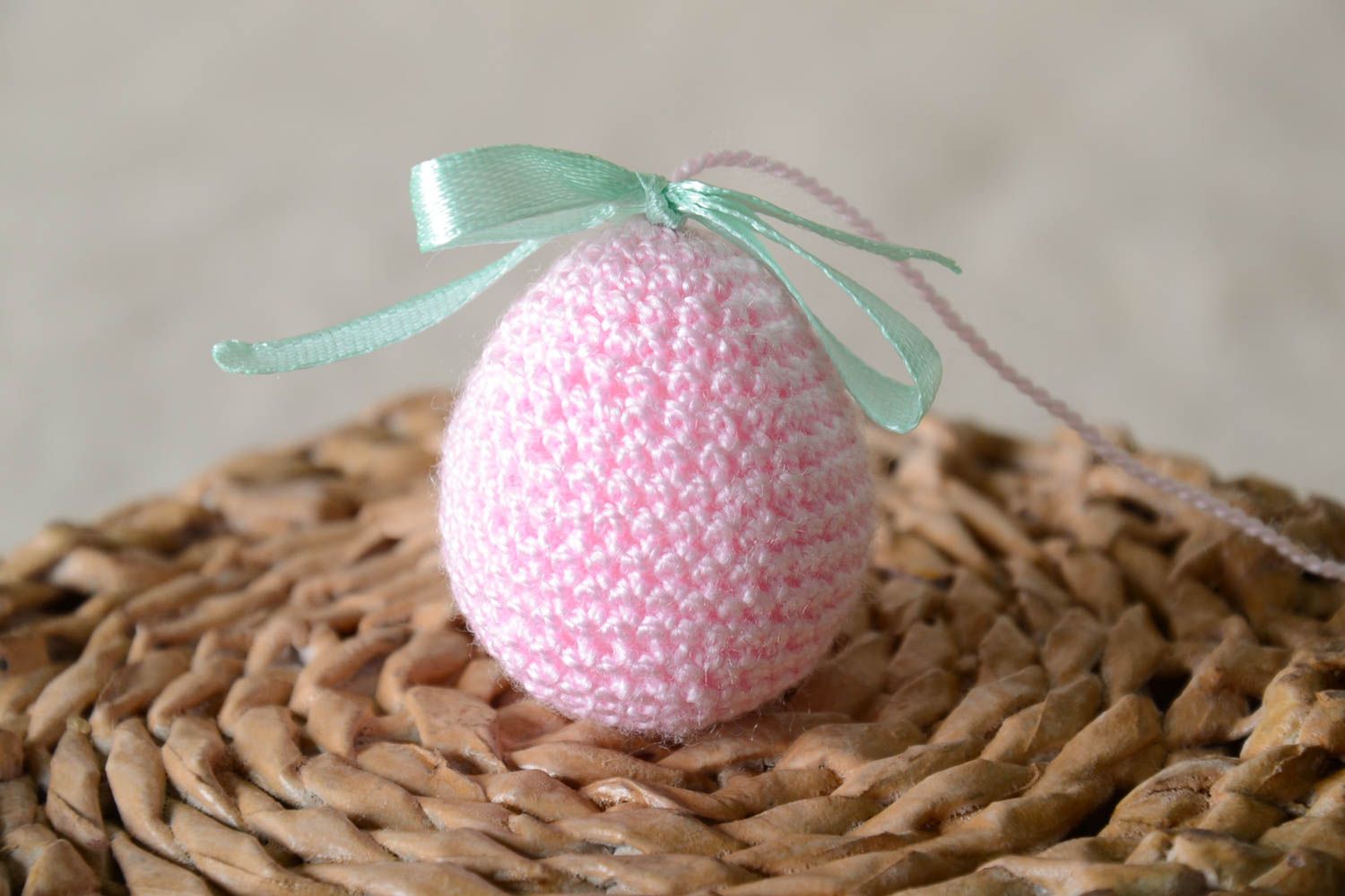 Пасхальное яйцо ручной работы домашний декор вязаное яйцо розовое подвеска фото 1
