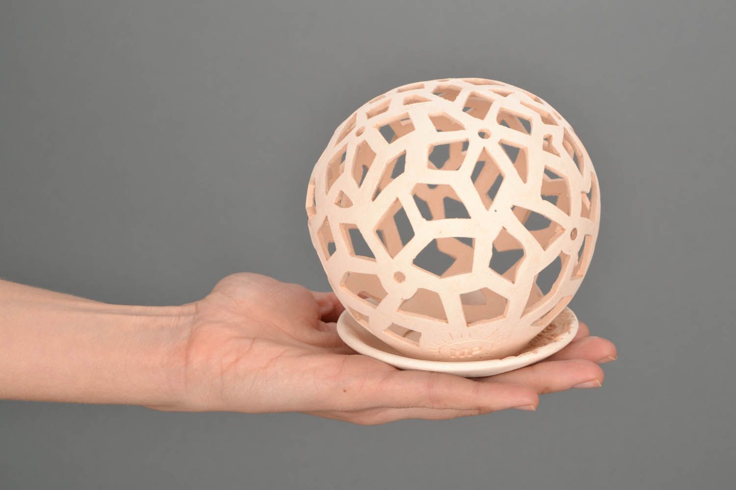Castiçal cerâmico artesanal na forma de uma bola foto 2
