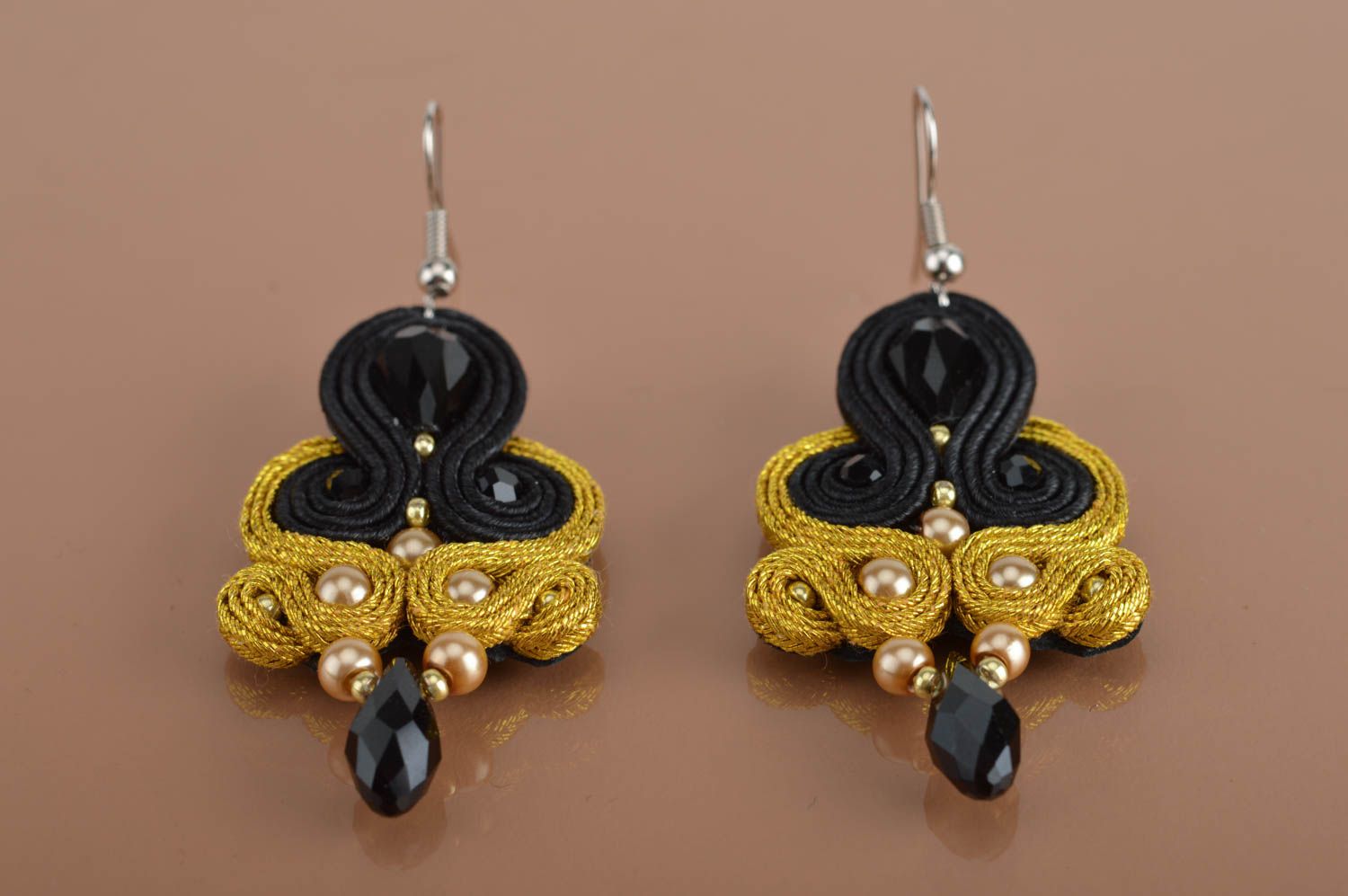 Boucles d'oreilles soutache couleur noir or faites main pendantes avec cristaux photo 2
