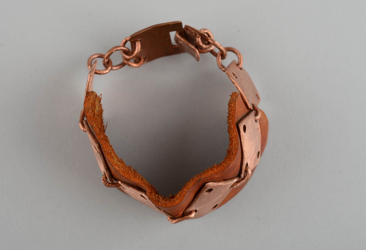 Экстравагантный браслет из натуральной кожи и металла с застежкой ручной работы фото 2