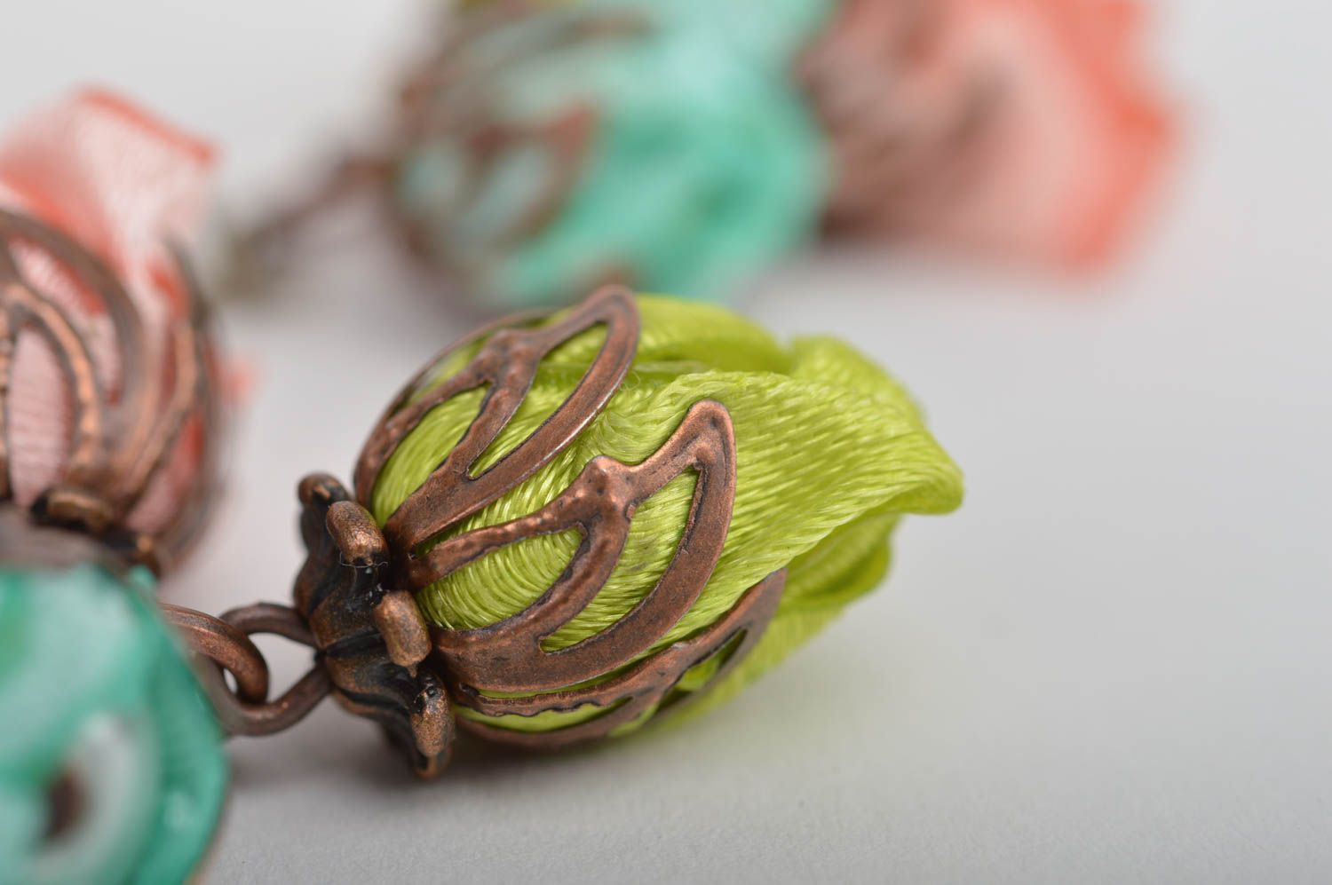 Женские серьги ручной работы с цветами из атласных лент Летние розочки фото 2