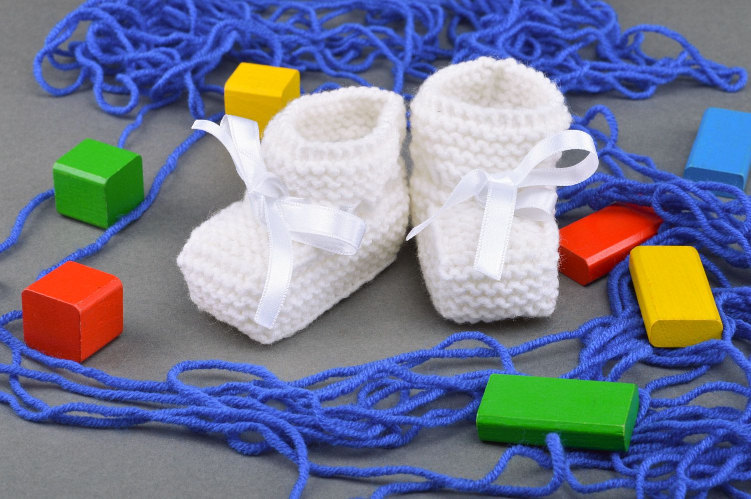 Handmade small knitted baby booties of white color with satin bow for girls photo 1