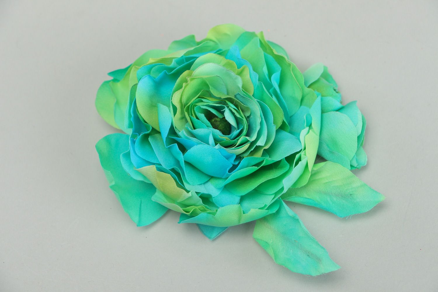 Брошь из шелка роза объемная в романтическом стиле голубая фото 1