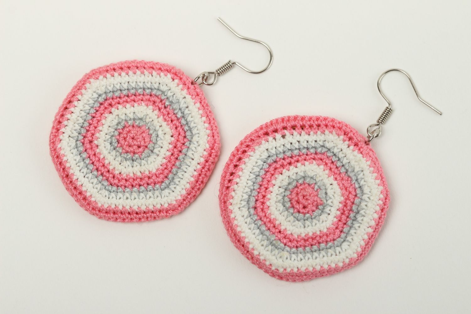 Handmade Designer Schmuck rosa gehäkelte Ohrringe Accessoire für Frauen zart foto 2