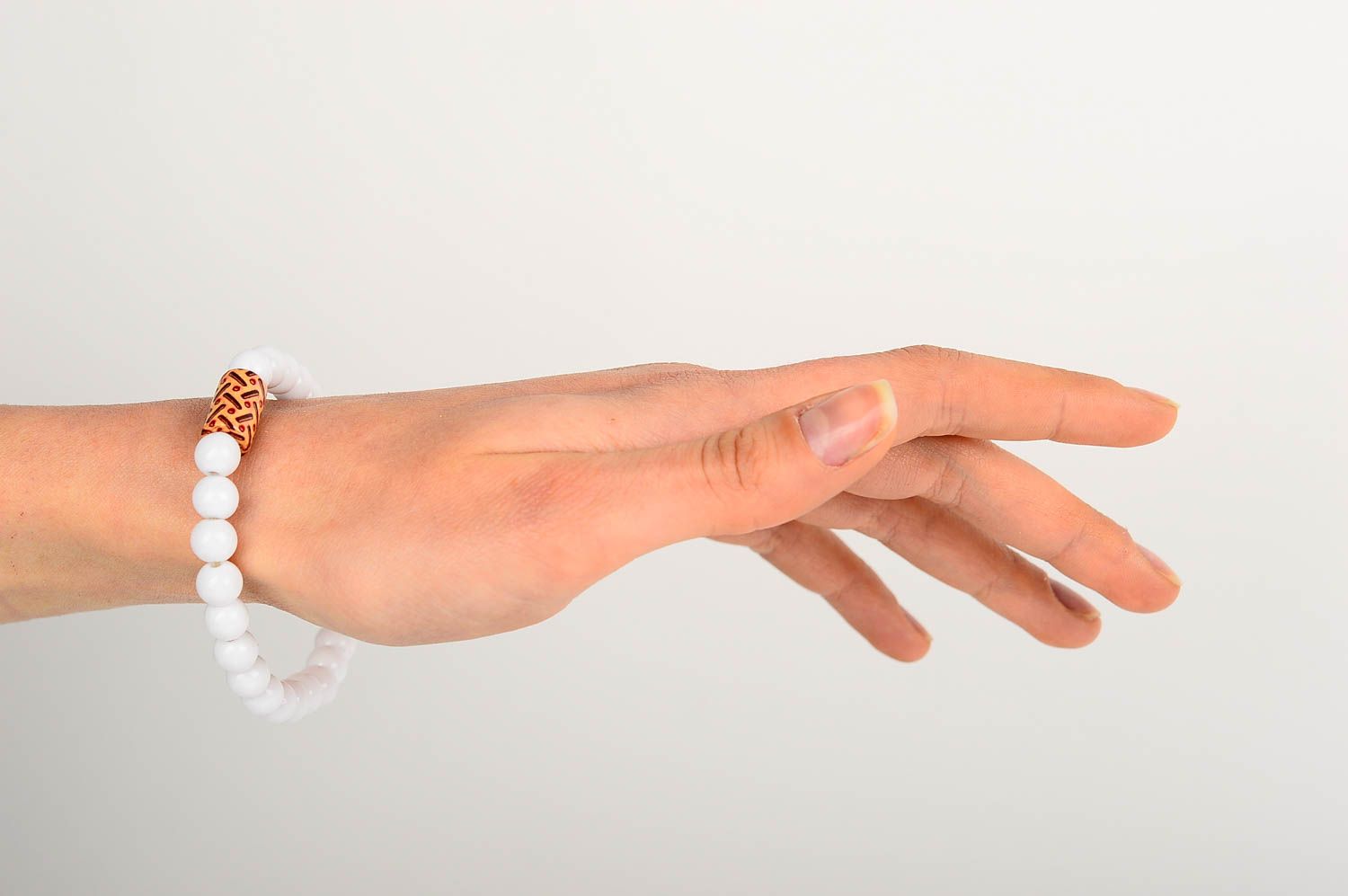 Bracelet design Bijou fait main blanc en perles fantaisie Accessoire femme photo 2