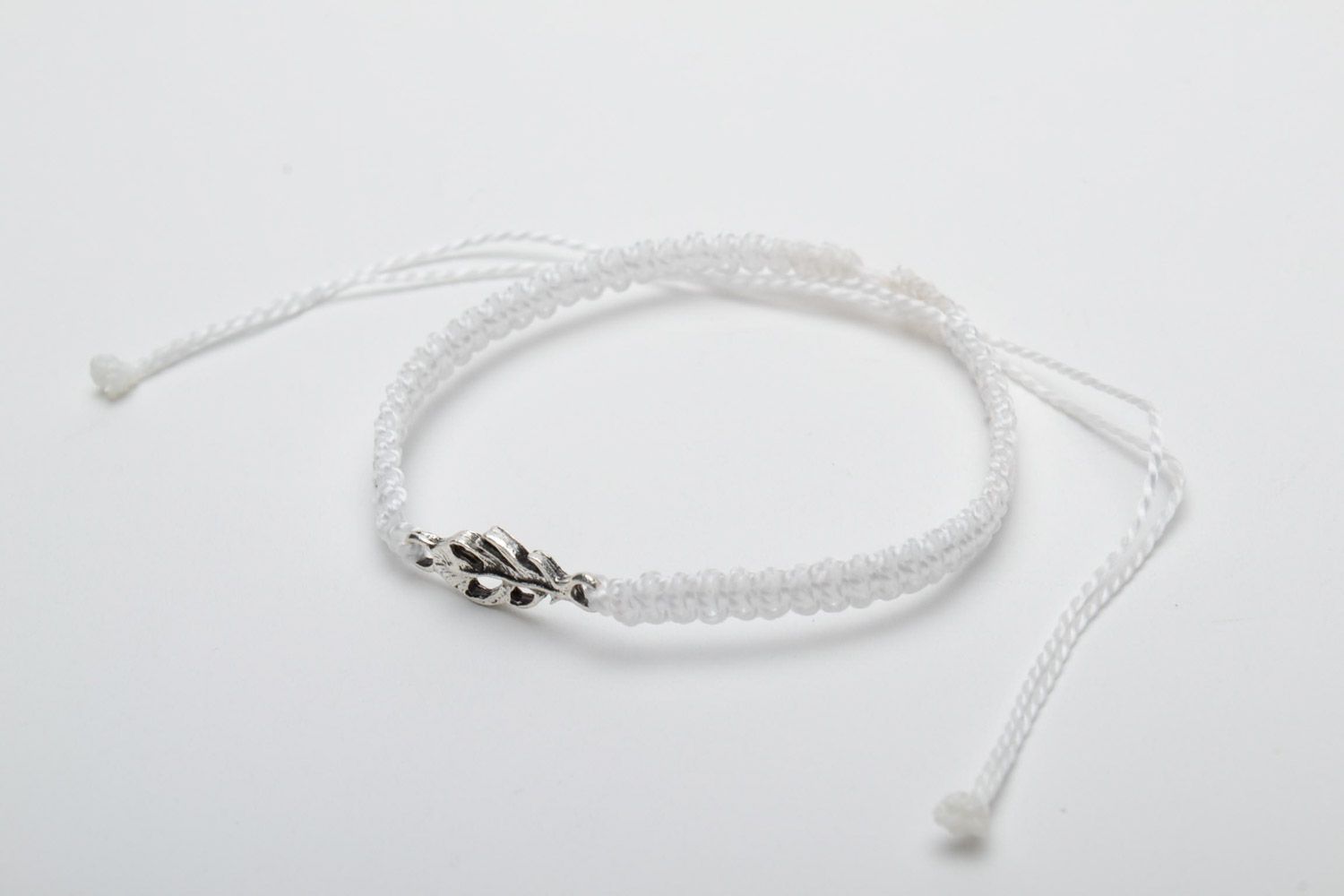 Bracelet en nylon étroit blanc fait main technique macramé avec pendeloque  photo 3