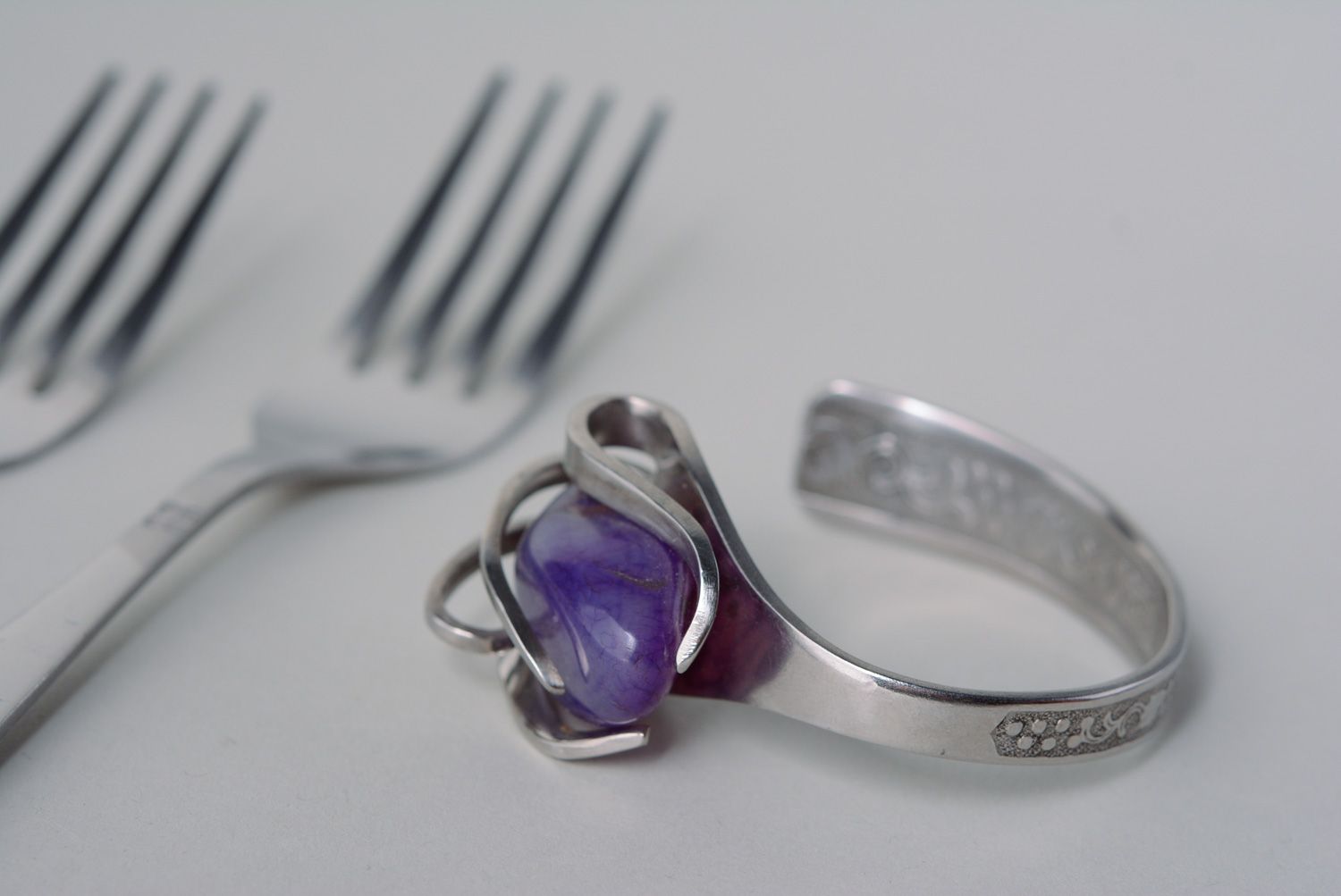 Bracelet en inox étroit fait main à partir de fourchette avec pierre violette photo 1
