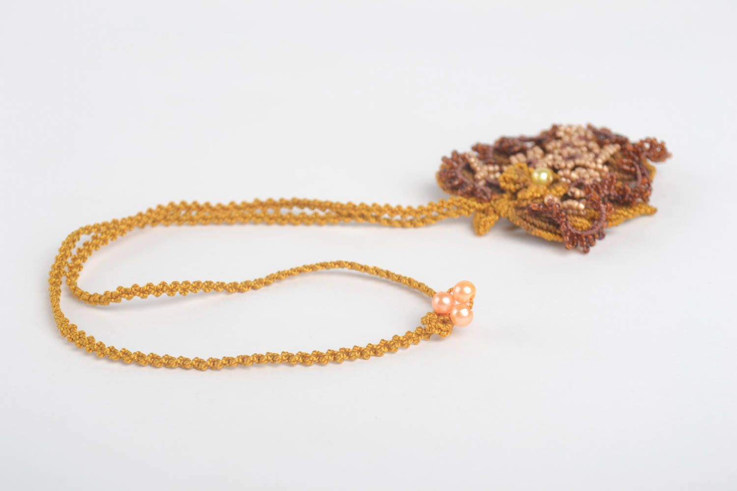 Pendentif perles de rocaille Bijoux fait main Accessoire femme couleur moutarde photo 4