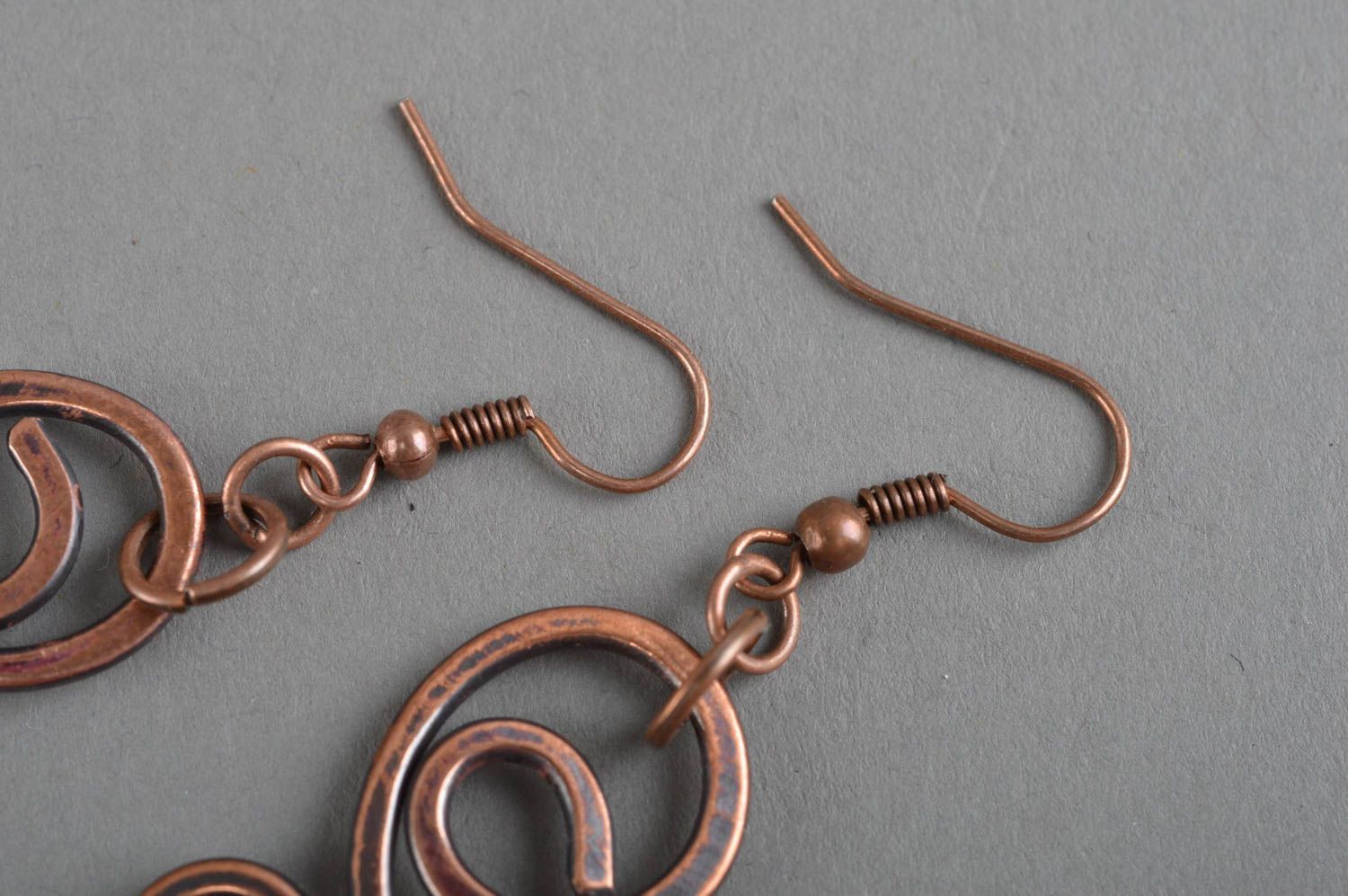 Boucles d'oreilles torsadées en cuivre faites main pendantes longues originales photo 4