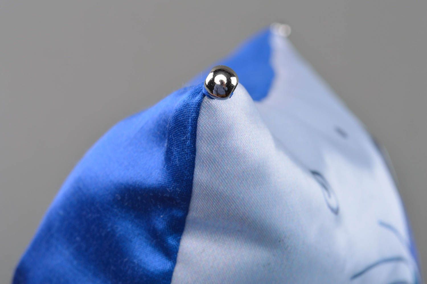 Подушка из атласа и шелка с рисунком интерьерная ручной работы Синяя кошка фото 2