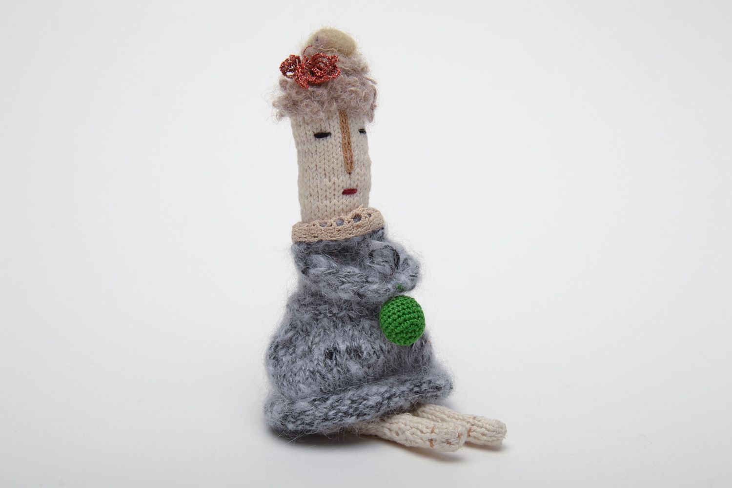 Poupée tricotée avec des aiguilles molle faite main originale de créateur photo 4