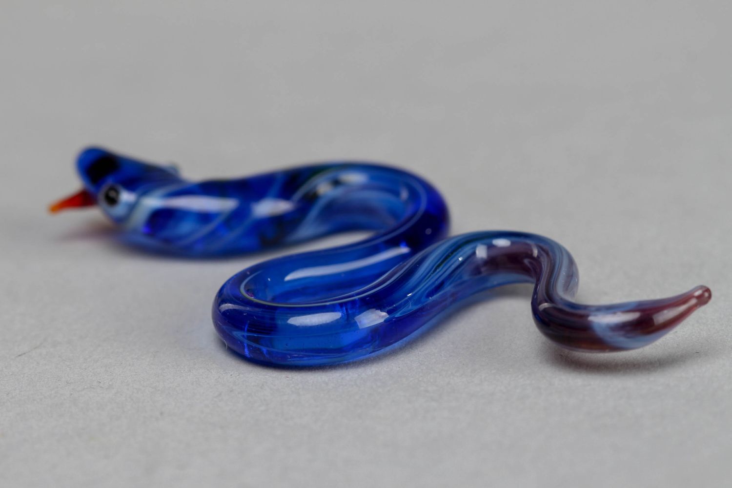 Фигурка из стекла лэмпворк ручной работы Синяя змейка фото 2