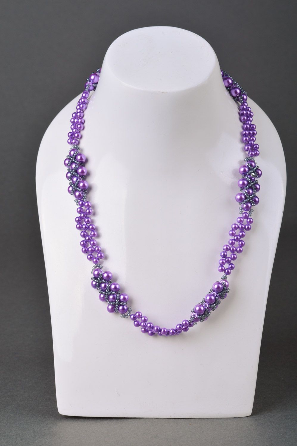 Collar de abalorios y cuentas artesanal bonito violeta de mujer vistoso  foto 1