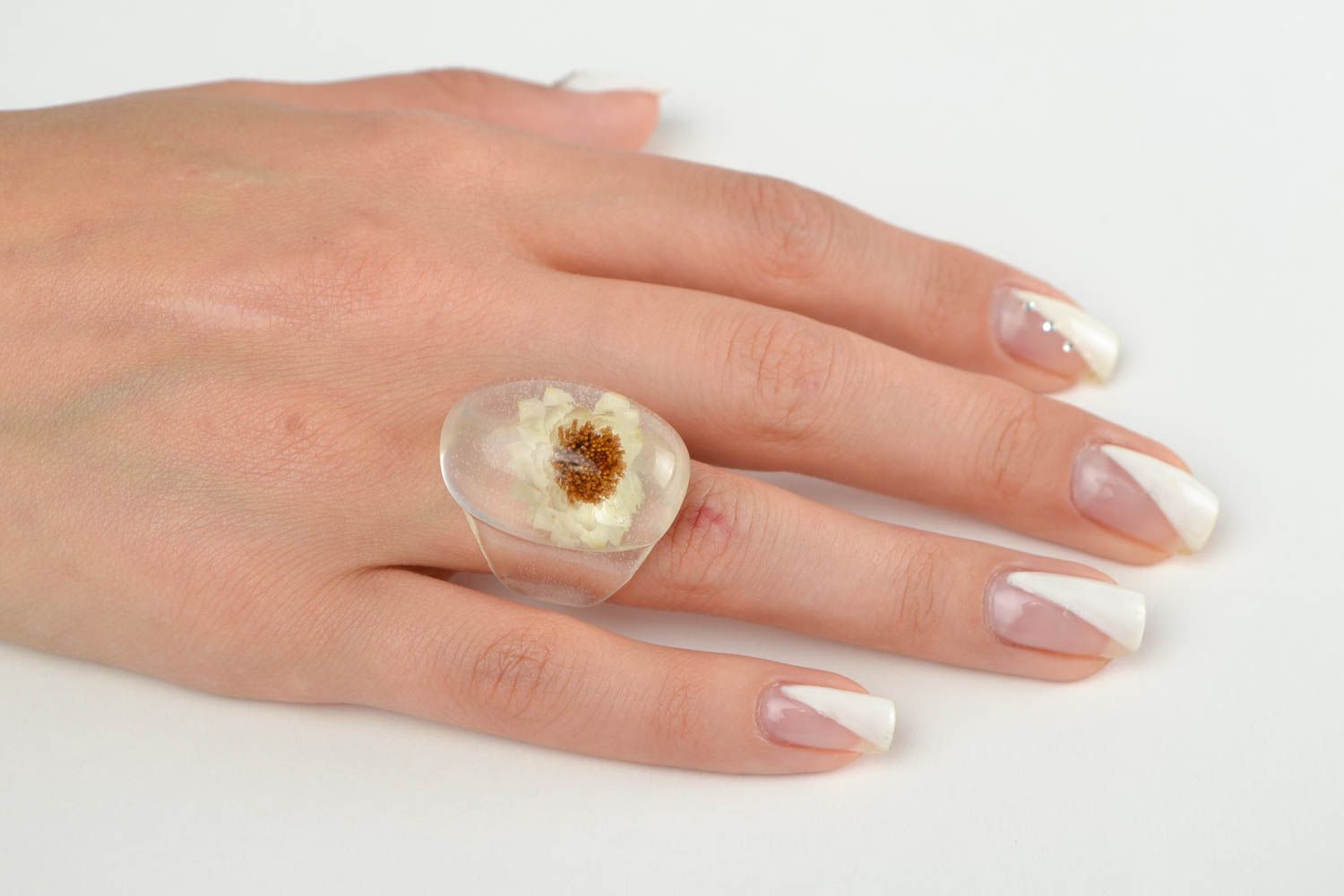 Кольцо ручной работы кольцо с цветами светлое кольцо из эпоксидной смолы фото 2