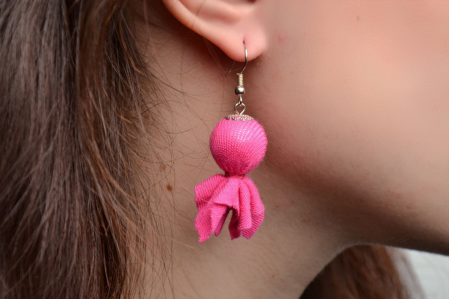 Boucles d'oreilles roses en perles fantaisie recouvertes de tissu  photo 2