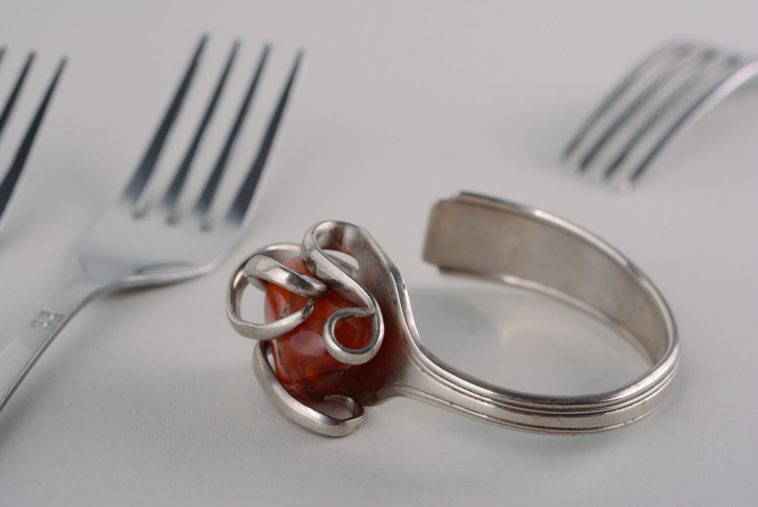 Bracelet en métal et pierre naturelle orange artisanal fait main pour femme photo 1