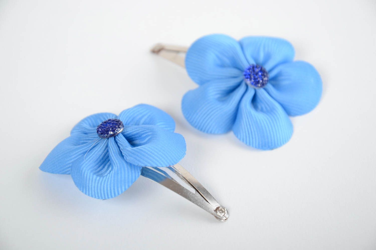 Pinces à cheveux fleurs bleues rubans satin 2 pièces faites main pour fillette photo 2