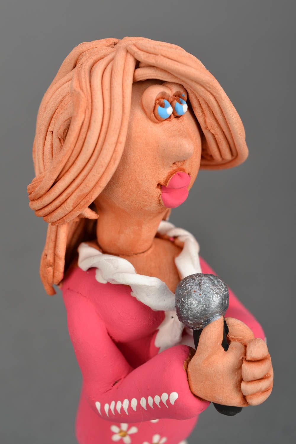 Figurine en céramique faite main Chanteuse avec microphone photo 4