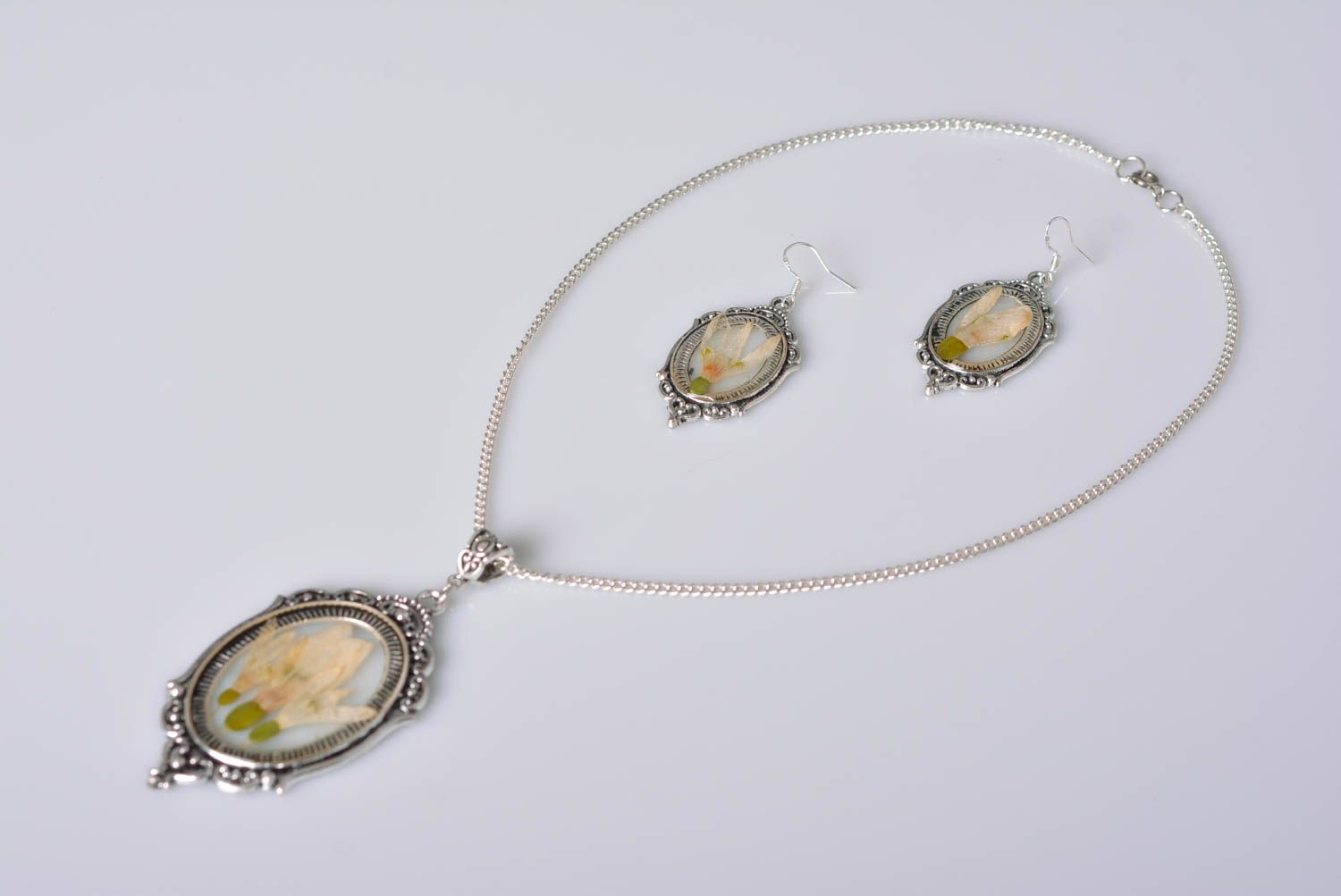 Conjunto de joyas artesanal con metal accesorios femeninos pendientes y colgante foto 2