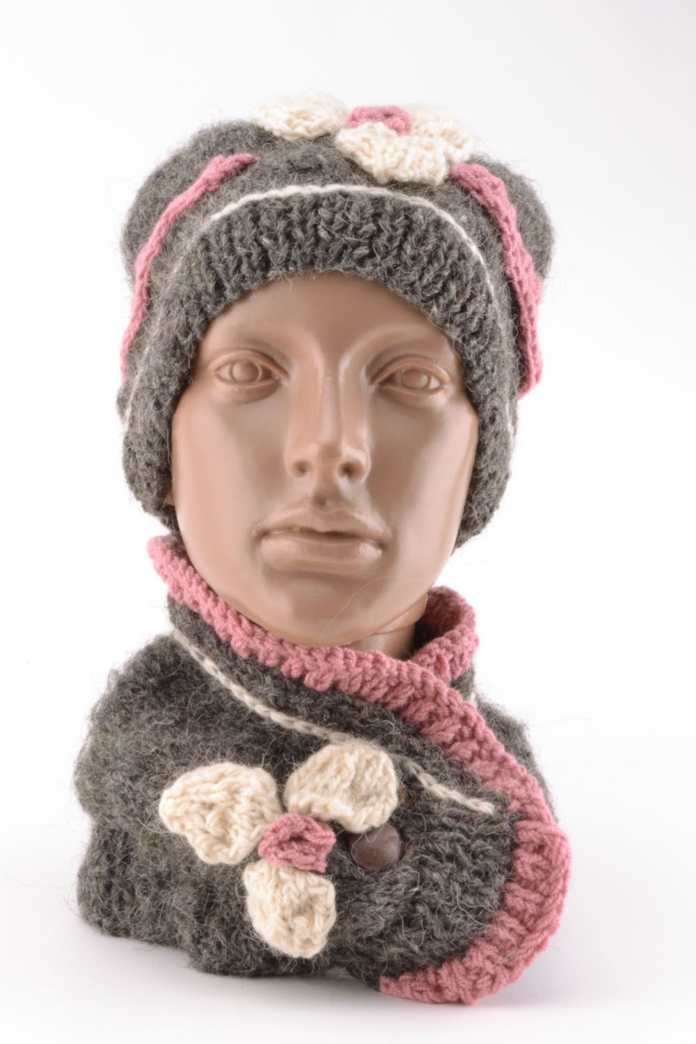 Woolen knitted scarf and hat photo 1