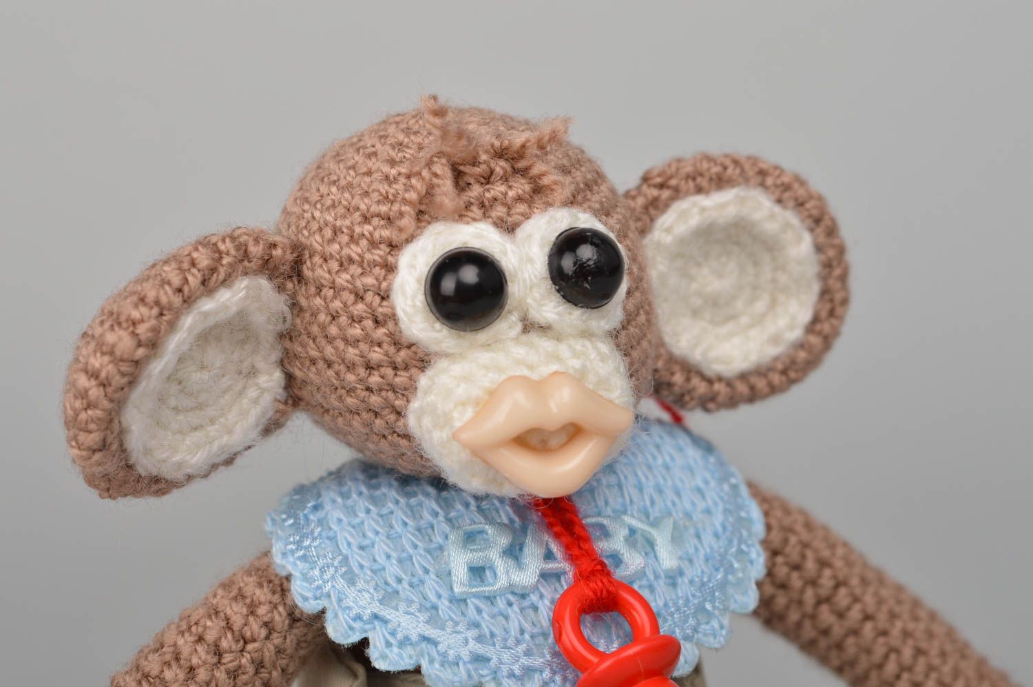 Peluche singe marron tricotée de fils acryliques originale décorative faite main photo 3