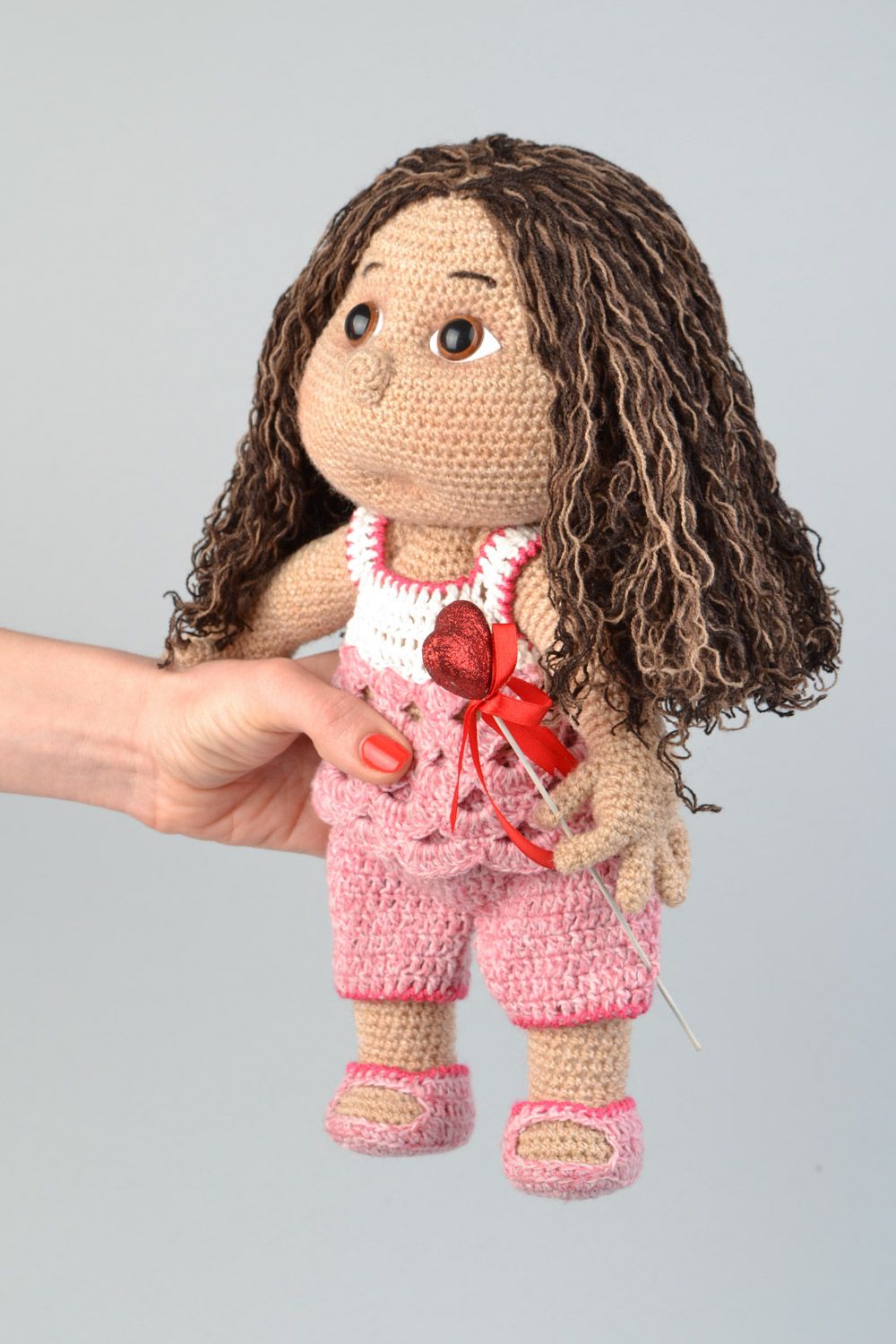 Мягкая вязаная игрушка девочка куколка крючком ручной работы для детей фото 2