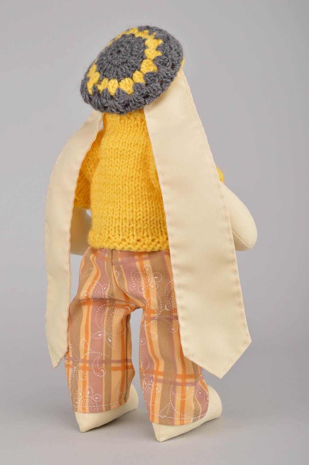 Мягкая игрушка зайка в вязаной одежде из хлопка и акриловых ниток хенд мейд фото 4