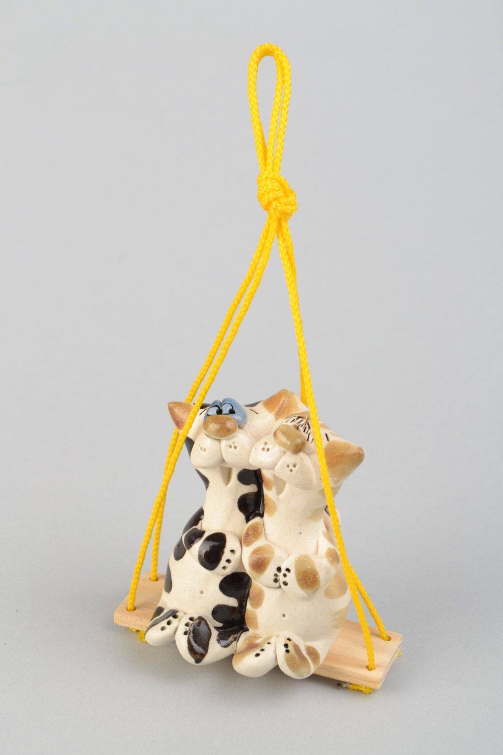 Глиняная подвеска для интерьера с росписью глазурью в виде котиков ручной работы фото 1