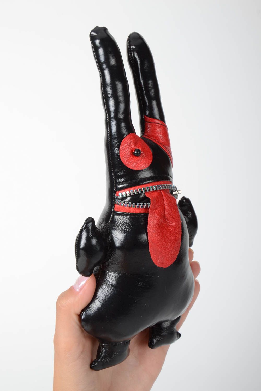 Jouet lapin fait main Peluche en cuir et similicuir noir-rouge Décoration maison photo 3