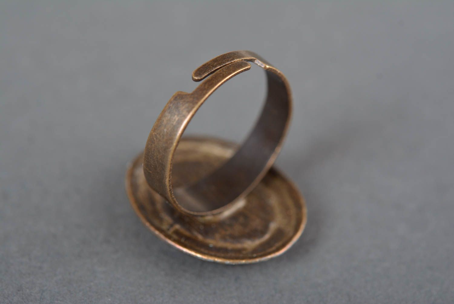Кольцо ручной работы женское кольцо украшение из эпоксидной смолы круглое фото 4