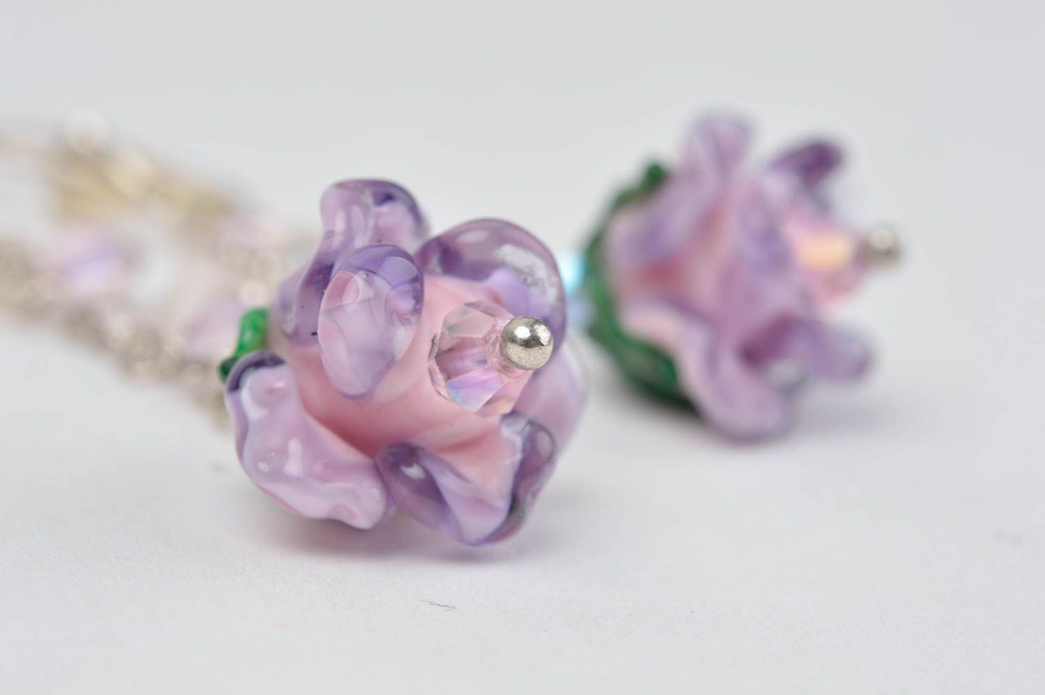 Handmade Accessoire für Frauen Damen Schmuck Glas Ohrringe violette Blumen foto 3