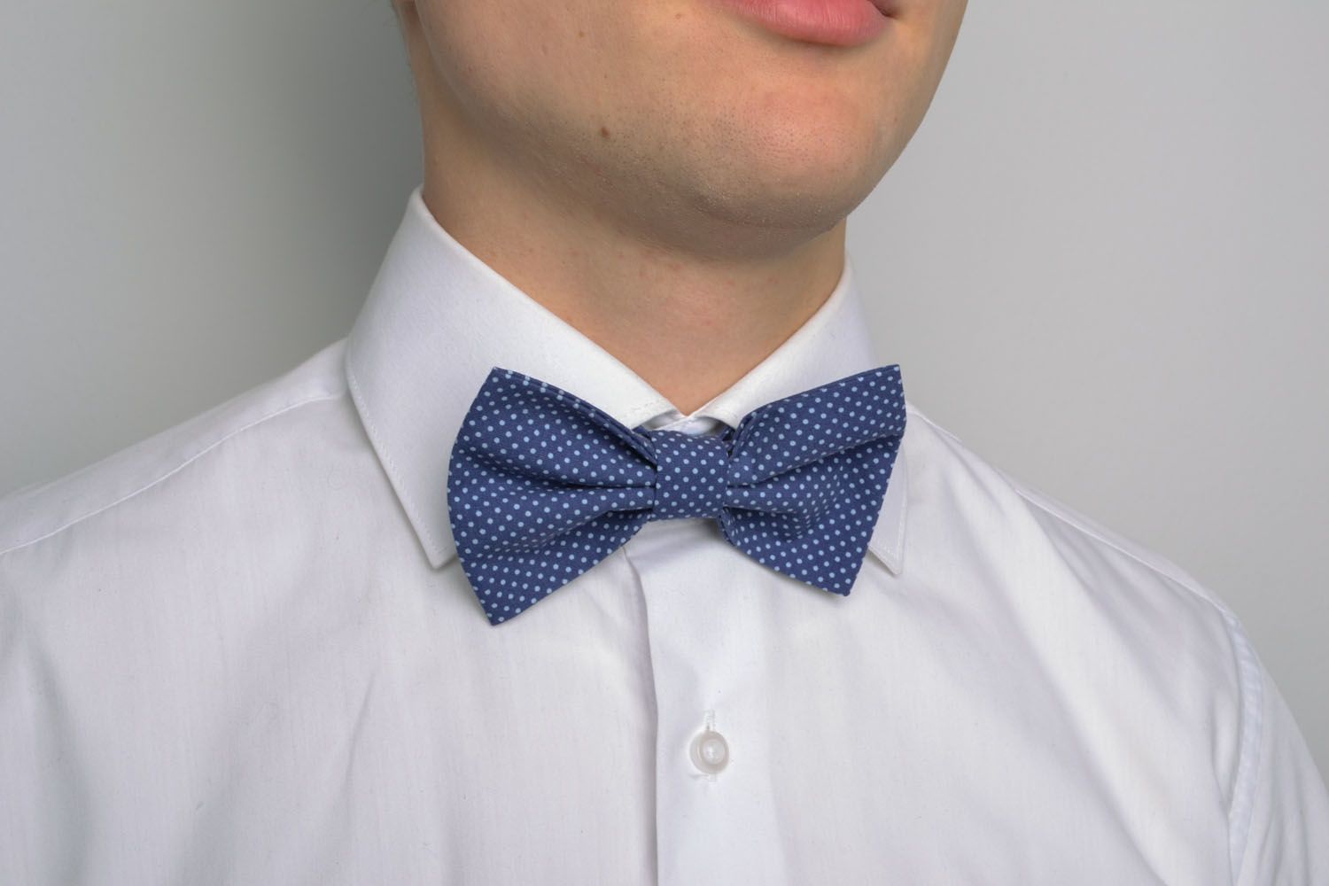 Bow tie with polka dots print photo 1