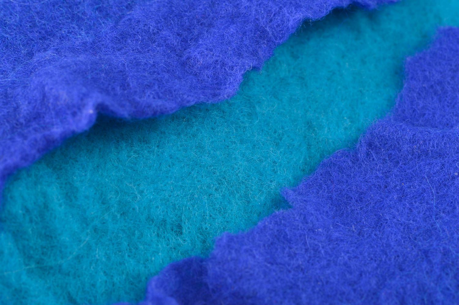 Écharpe en laine naturelle feutrée faite main bleue de design en forme de tube photo 2