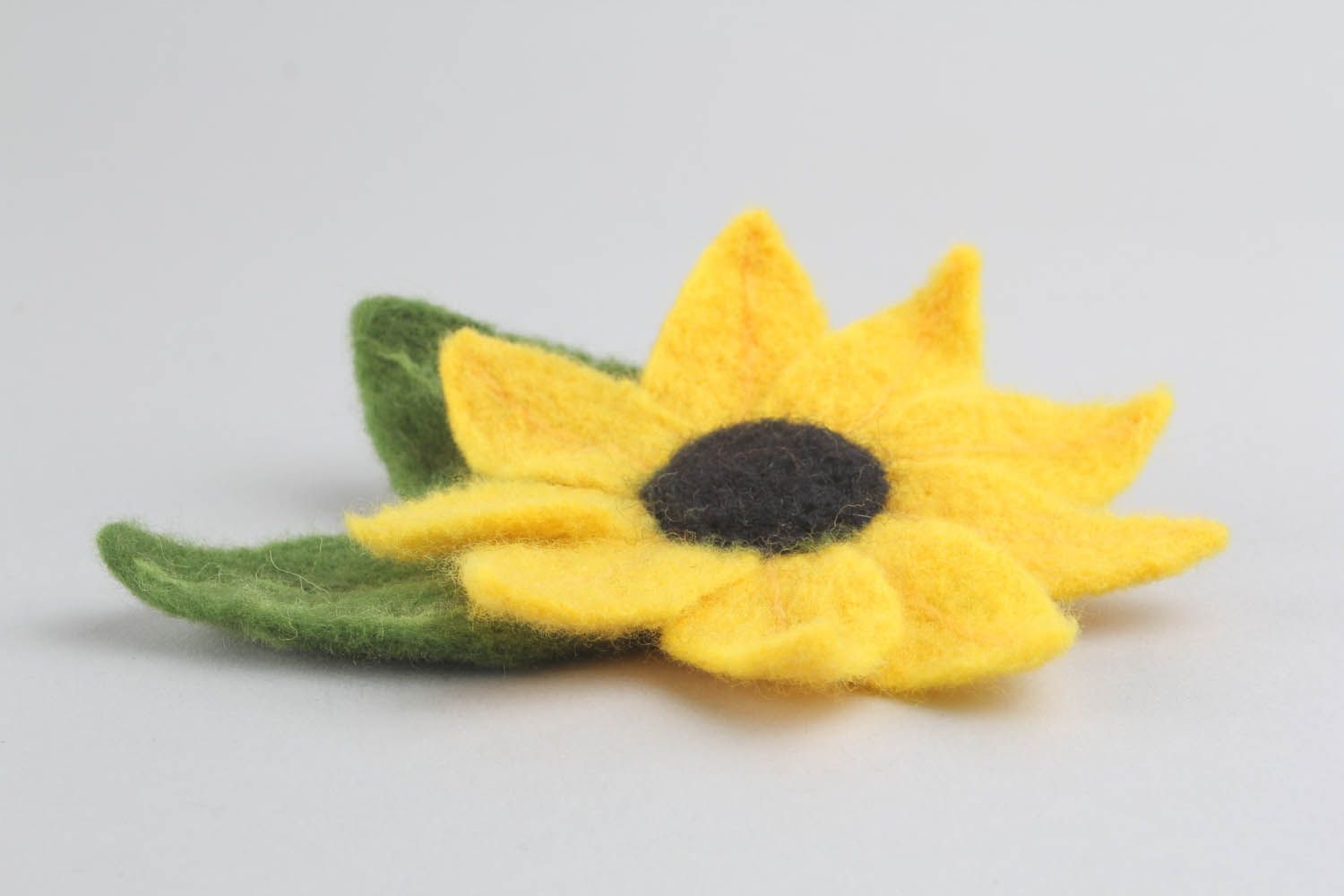 Broche en laine feutrée fleur jaune faite main photo 4