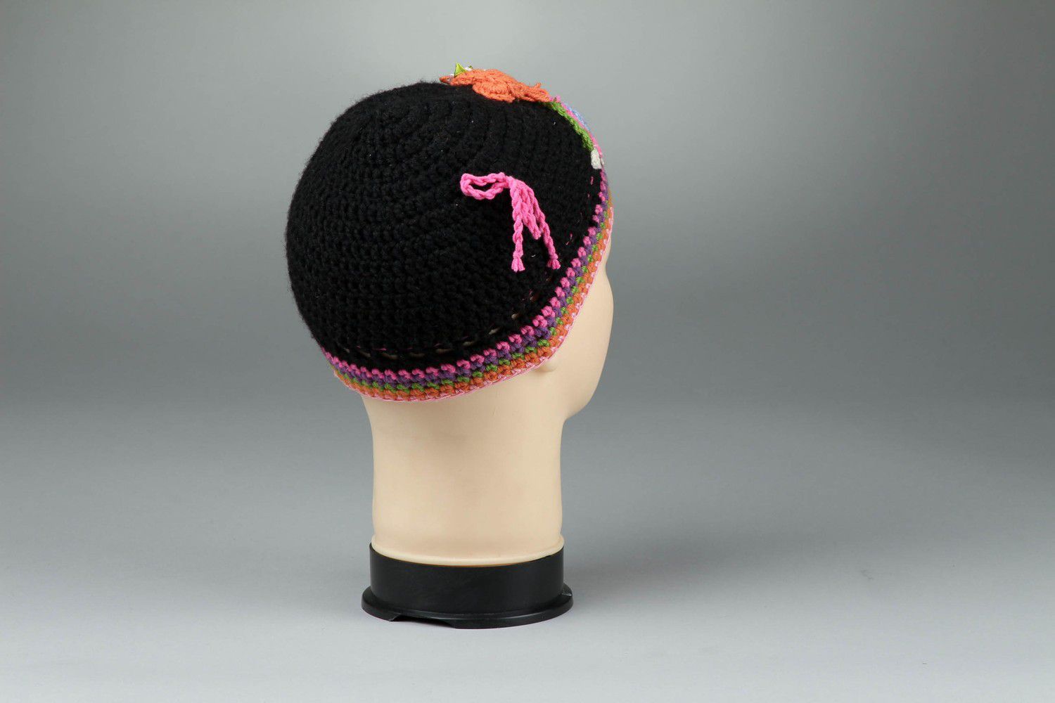 Bonnet tricoté noir avec poupée fait main photo 3