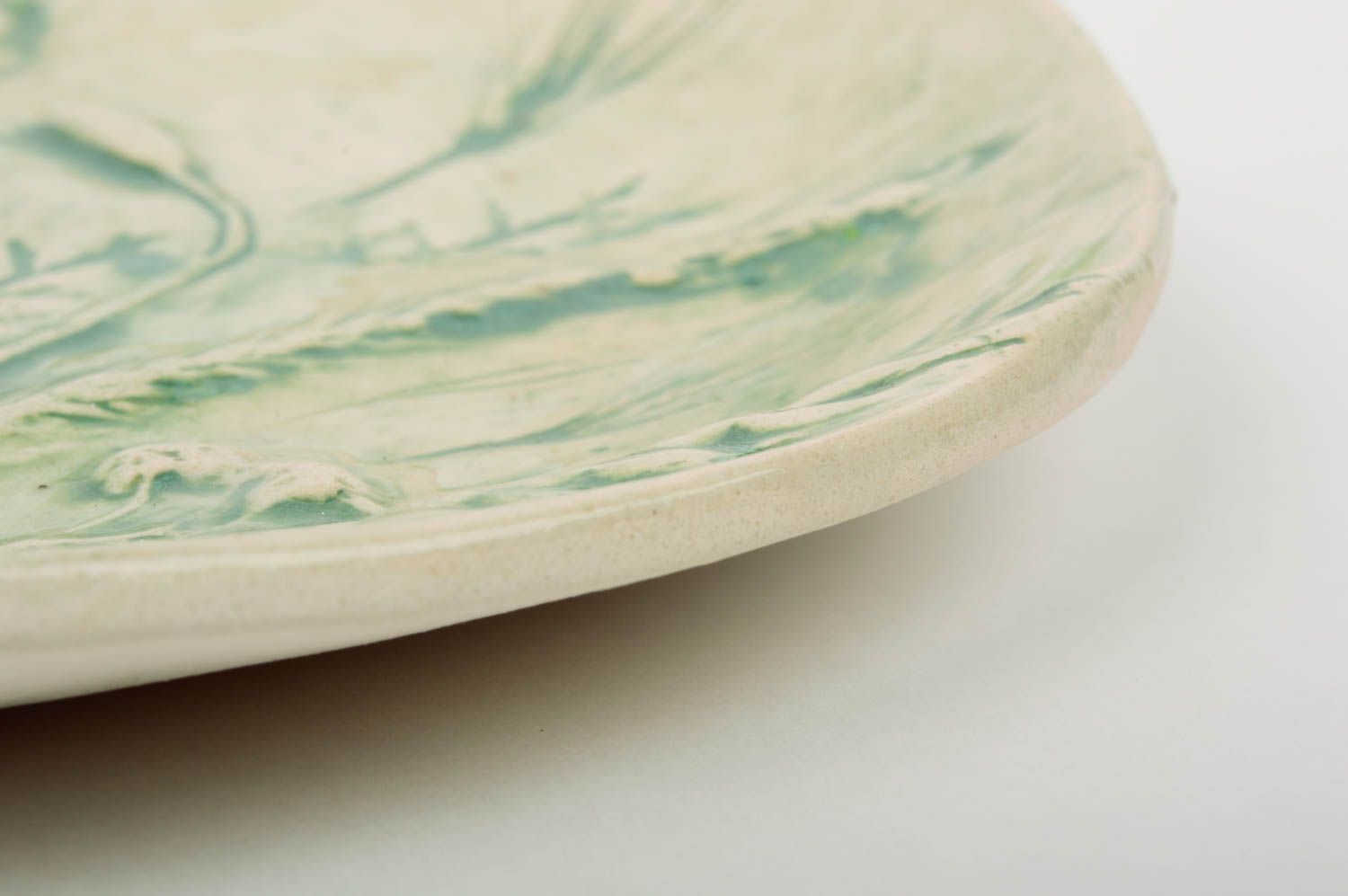 Глиняная тарелка с глазурью круглая с объемными узорами бежевая ручной работы фото 5