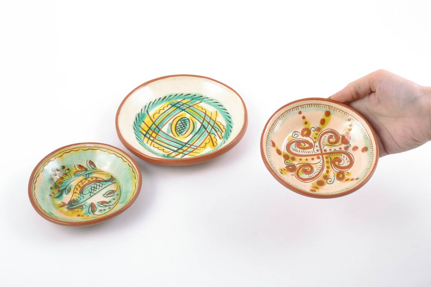 Набор декоративных тарелок 3 шт из глины с росписью маленькие ручной работы фото 4