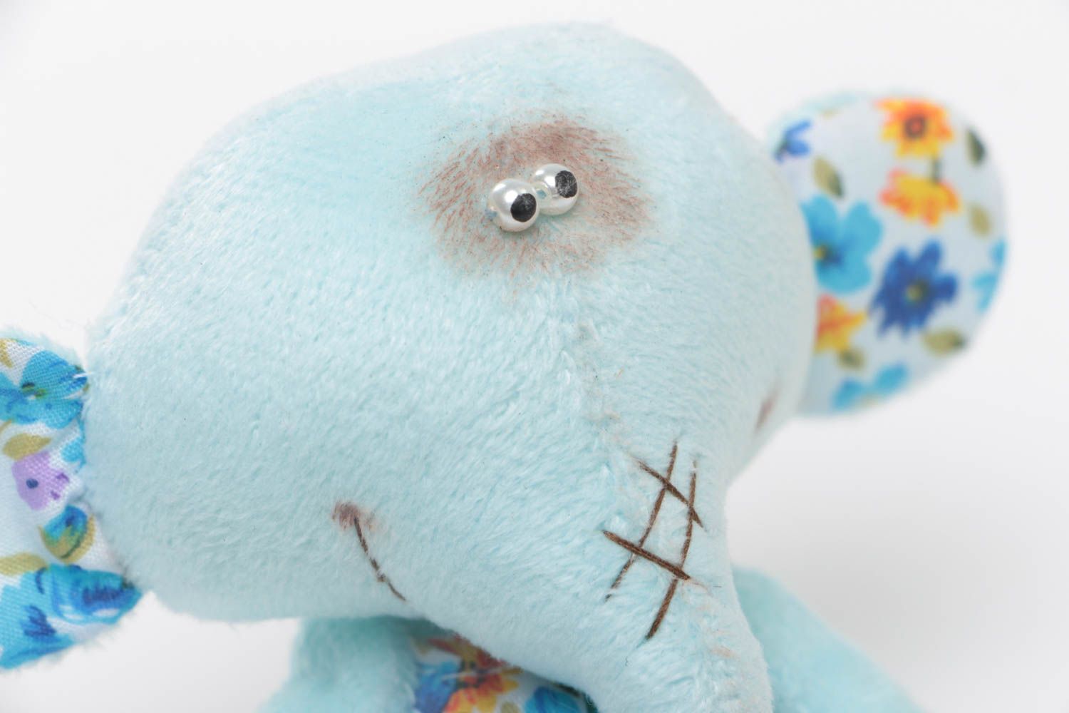 Blaues kleines lustiges handgemachtes Spielzeug Elefant im Kleid aus Stoff foto 3