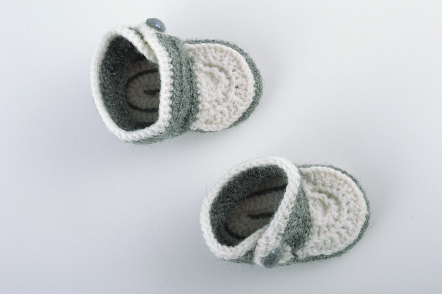 Patucos de bebé artesanales con forma de zapatitos de lana blanquigrises foto 2